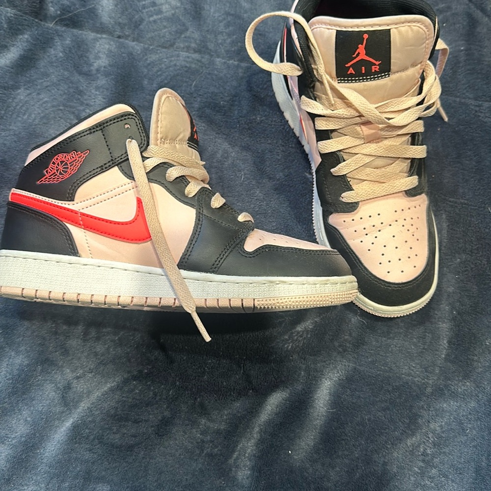 Jordan 1 Mid Atmosphere (GS) size 5.5y